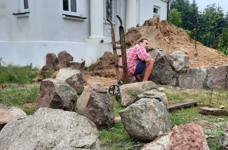 Przy domu Niny Czarneckiej-Pałki i jej męża Pawła powstał taras. Do tak ciężkiej pracy trudno o chętnych murarzy.  