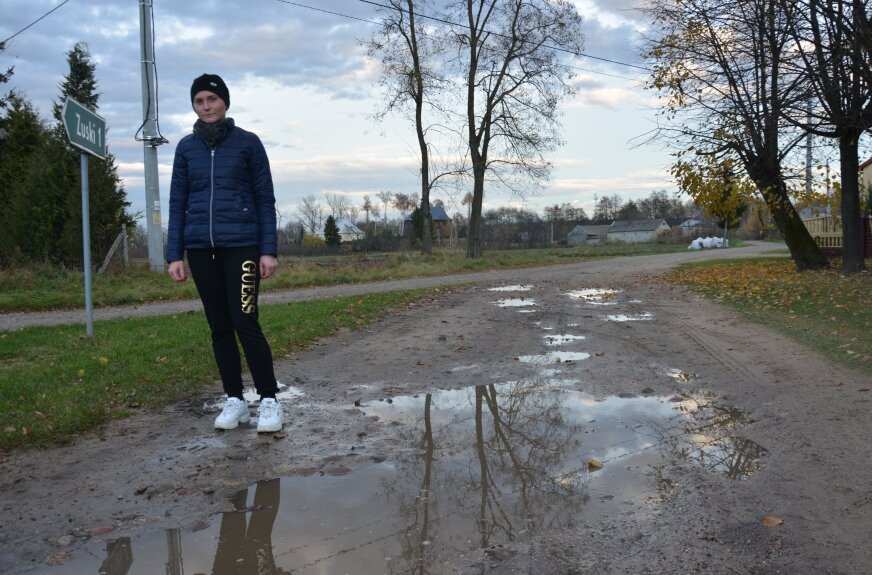Marlena Banasiewicz, sołtys Lewina pytała władze gminy, czy samorząd zajmie się drogą w ich wsi. 
