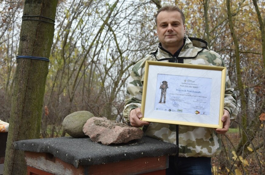 Wojciech Pruszkowski, z dumą prezentuje swoją pasiekę, która jest też dziełem Jerzego, jego ojca. 