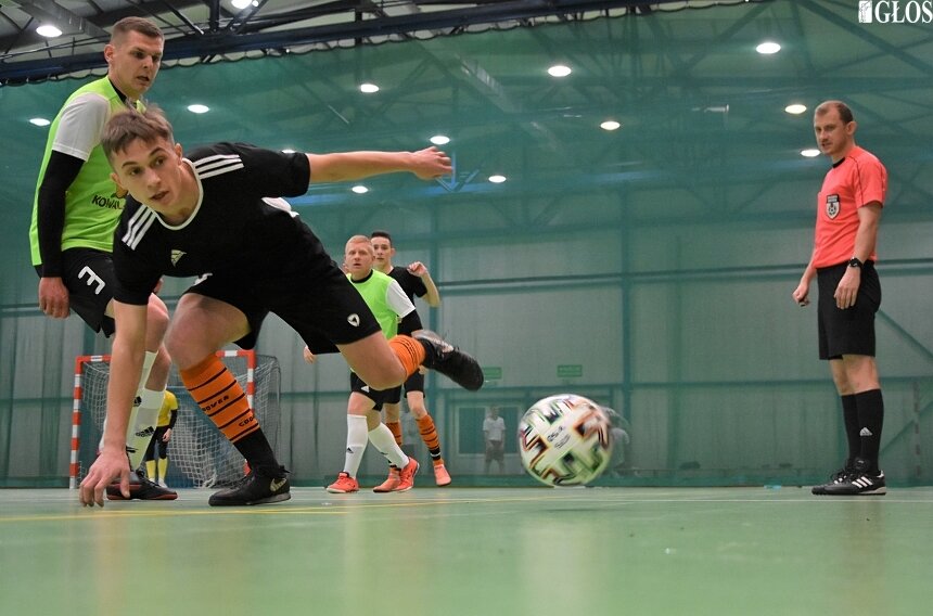 Za nami inauguracja rozgrywek w Pakobud Skierniewickiej Ligi Futsalu. W II lidze bardzo emocjonujące spotkanie rozegrały dwie ekipy z Żelaznej. W końcówce zwycięstwo na swoją korzyść rozstrzygnęli piłkarze OSP GKS Żelazna. 
