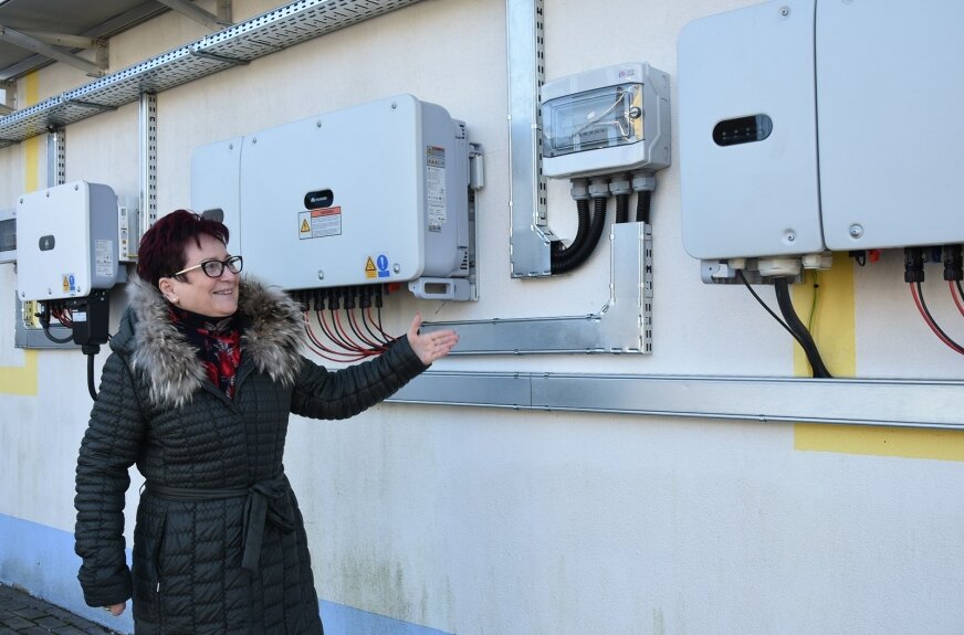 Teresa Jędraszek, prezes OSM Głuchów demonstruje panel sterowania, z którego obsługiwany jest cały system fotowoltaiczny. 
