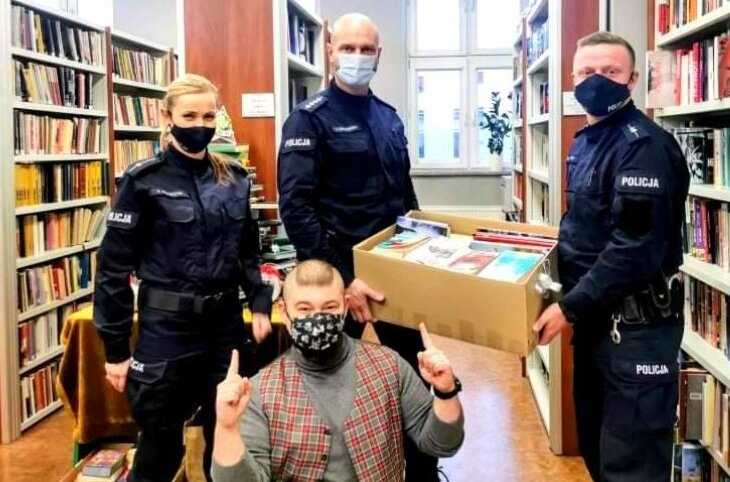Zbigniew Pacho, dyrektor rawskiej MBP nie krył radości z daru policjantów. 