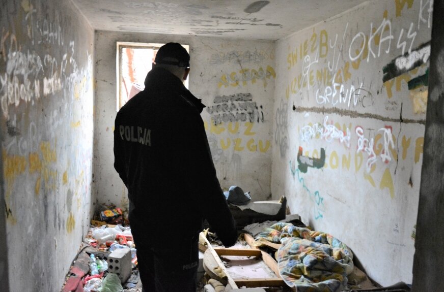 W Rawie Mazowieckiej ruszyła akcja sprawdzania miejsc, gdzie przebywają bezdomni. 