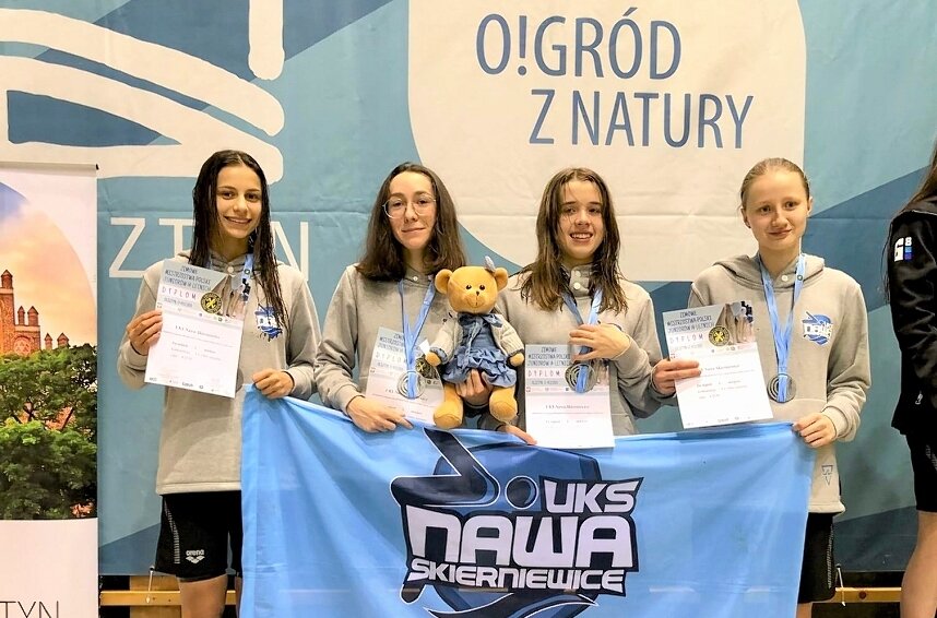 Srebrna sztafeta UKS Nawa podczas Zimowych Mistrzostw Polski Juniorów 14-letnich w pływaniu. 