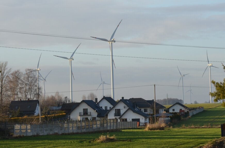 Z okien domów w Soszycach i Ściekach widać ogromne siłownie wiatrowe, które usytuowane są między ich wsią, a Skoczykłodami. 