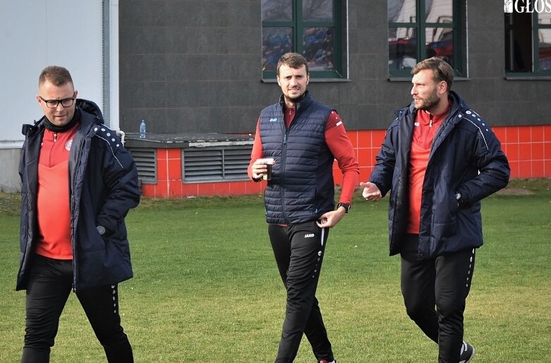 Piotr Kocęba (w środku) w asyście swoich współpracowników trenera bramkarzy Marcina Kaliszka i drugiego trenera Damiana Kuligowskiego. 