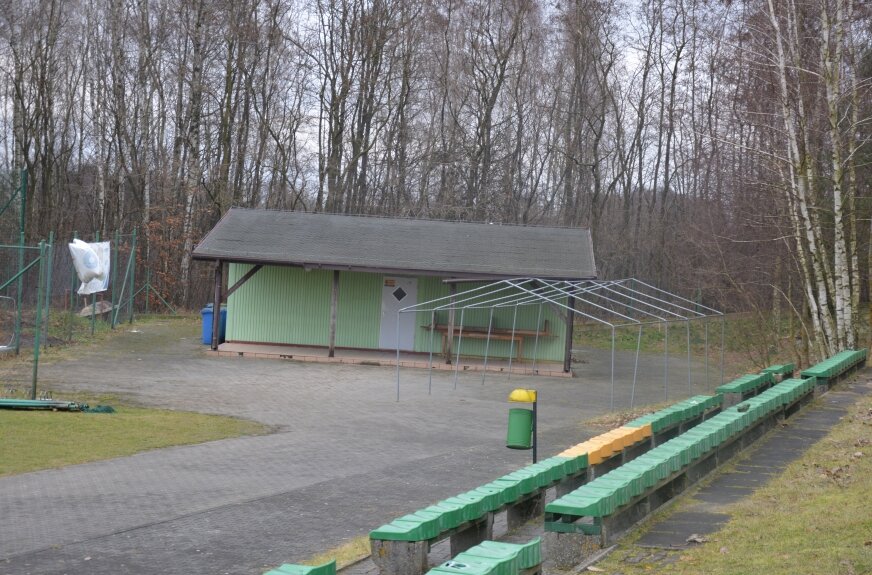 Najpierw piłkochwyty, w kolejnym etapie projekt przyszłych pomieszczeń socjalnych na boisku w Wołuczy. 