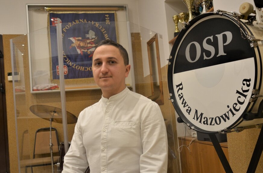 Marcin Zarzycki jest kapelmistrzem Orkiestry OSP w Rawie Mazowieckiej i dwóch innych. 