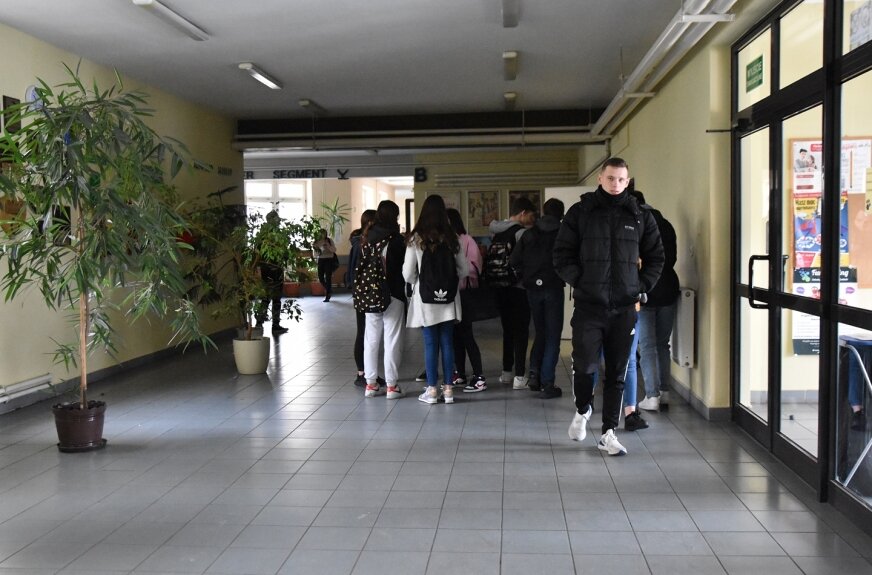 Od jutra (27.01) korytarze szkolne skierniewickiego Ekonomika opustoszeją. Uczniowie uczyć się będą w domu. 