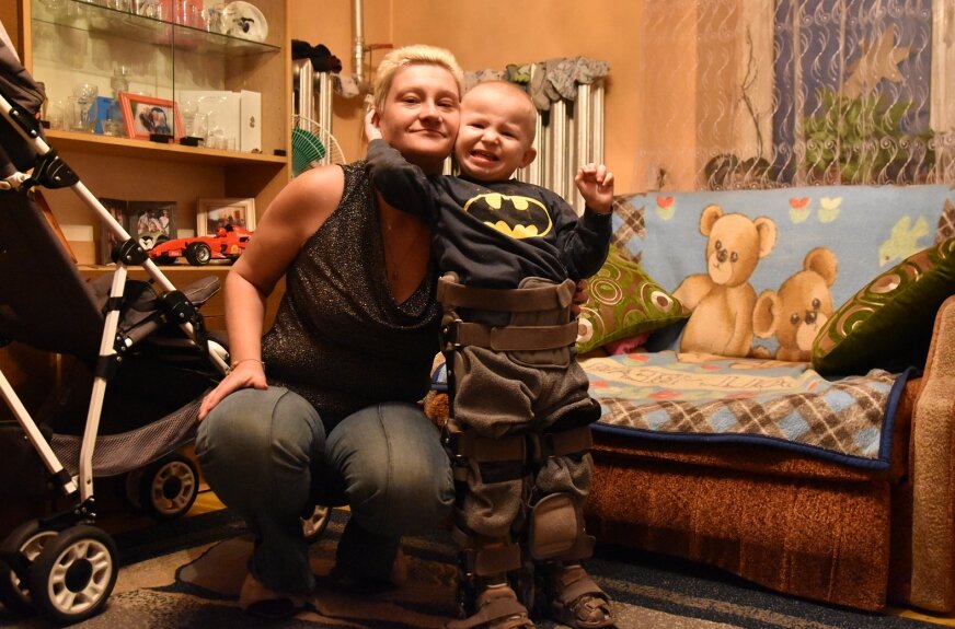 Małego skierniewiczanina Jasia czeka operacja nóżek. Jej termin został wyznaczony na czerwiec. 
– Następnie chłopca czeka sześć tygodni w gipsie oraz ciężka rehabilitacja – mówi Katarzyna, mama Jasia.  