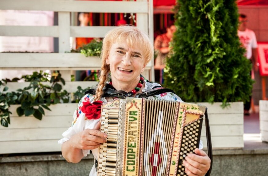 Barbara Branicka muzyką przesiąkła w domu rodzinnym. Wychowała się w Niemgłowach. 