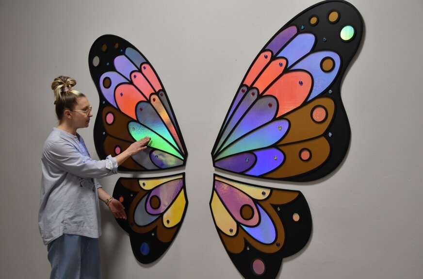 – Motyle w budynkach są zwykle malowane sprayami bądź farbami, ja wymyśliłam, by nasz motyl przyjął formę biżuterii – pokazuje Justyna Czerwińska. – Jest witrażowy, świeci się i błyszczy różnymi kolorami. 
