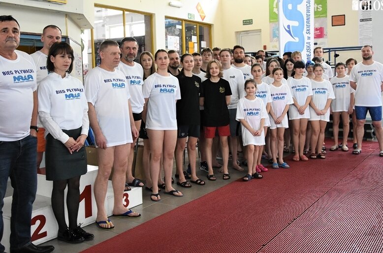 W Biegu Pływackim wzięli udział przedstawiciele władz miasta i lokalnych stowarzyszeń sportowych. 