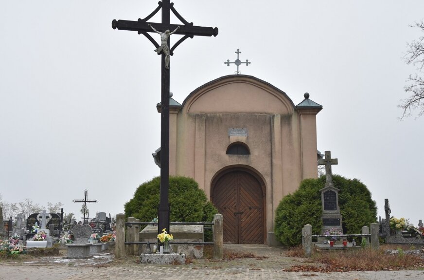 Kaplica mieszcząca się na cmentarzu w Starej Rawie ma trafić także na listę ewidencjonowanych zabytków. 