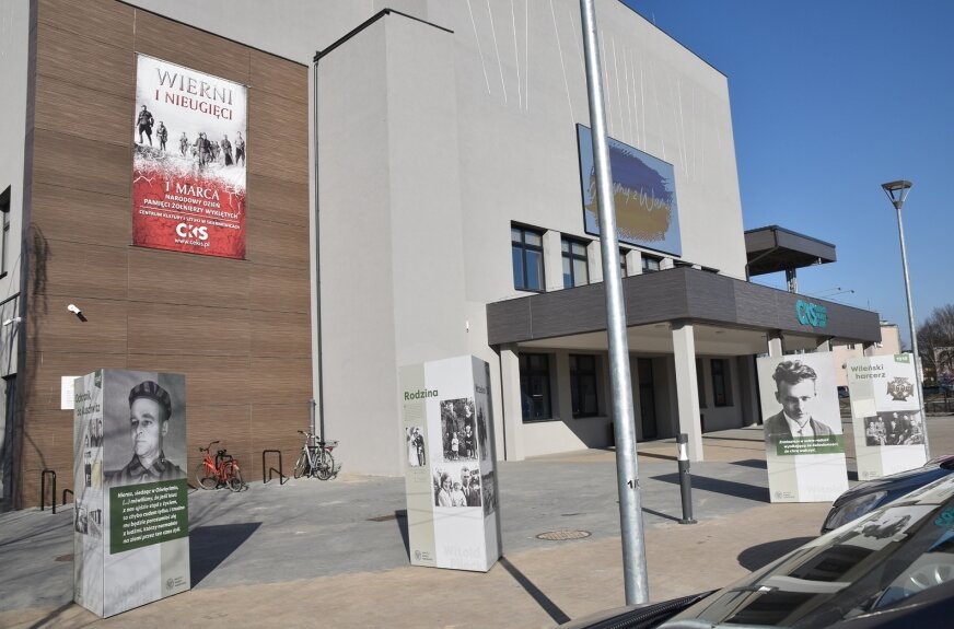 Przed siedzibą Centrum Kultury i Sztuki można oglądać wystawę 