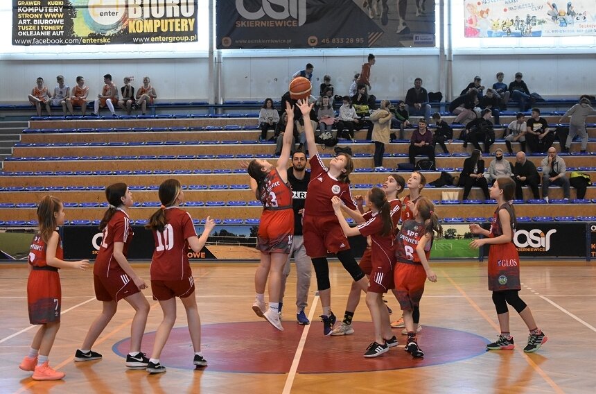 Turnieje dziewcząt i chłopców w ramach Igrzysk Dzieci w koszykówce odbyły się w hali przy ulicy Pomologicznej. 