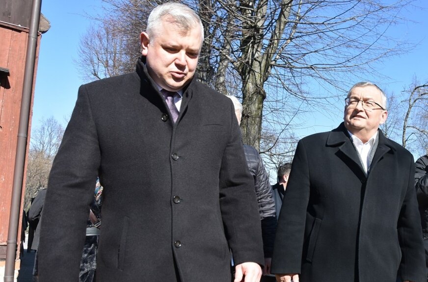 Marek Sałek, wójt gminy Lipce Reymontowskie (od lewej) oprowadził Andrzeja Adamczyka, ministra infrastruktury po Zagrodzie Ludowej. 
