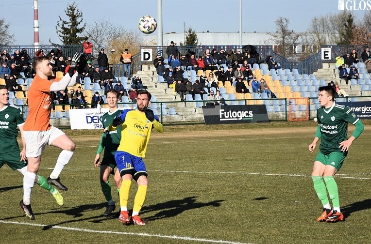 Pierwszy mecz o ligowe punkty w 2022 roku na stadionie przy ulicy Pomologicznej nie przebiegł po myśli gospodarzy. Unia przegrała z Błonianką Błonie 1:2. 
