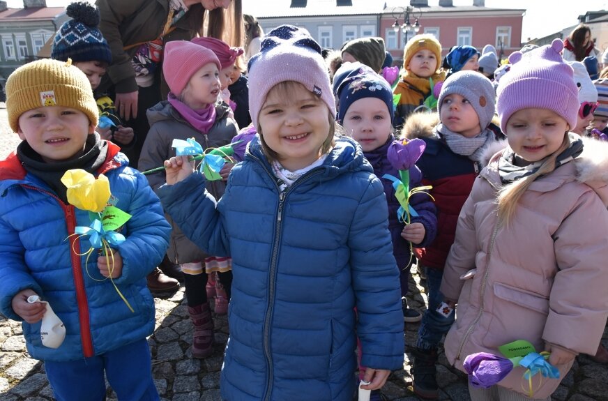 Około 150 przedszkolaków przemaszerowało ulicami Skierniewic. Manifestowali swoją solidarność z Ukrainą.
 