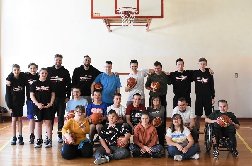 Podopieczni Skierniewickiego Ośrodka Szkolno-Wychowawczego wzięli udział w treningu koszykarskim, który poprowadził Adrian El-Ward z MKS Ósemka. 