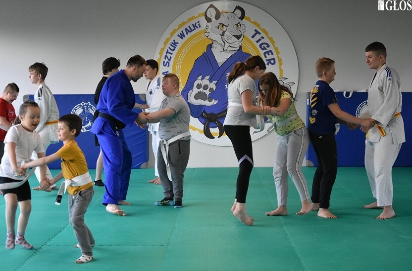Niepełnosprawni trenujący judo w Akademii Sztuk Walki Tiger podczas wtorkowych zajęć otrzymali z rąk prezydenta Krzysztofa Jażdżyka nowe judogi.  