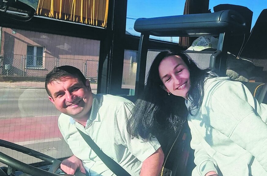 To jest historia Bartka Aleksińskiego, który wraz ze swoją ukraińską dziewczyną Oksaną Ermolaevą i tłumem fantastycznych, anonimowych ludzi pomogli uchodźców. Bezinteresownie wywieźli ich autobusami do Polski.  
