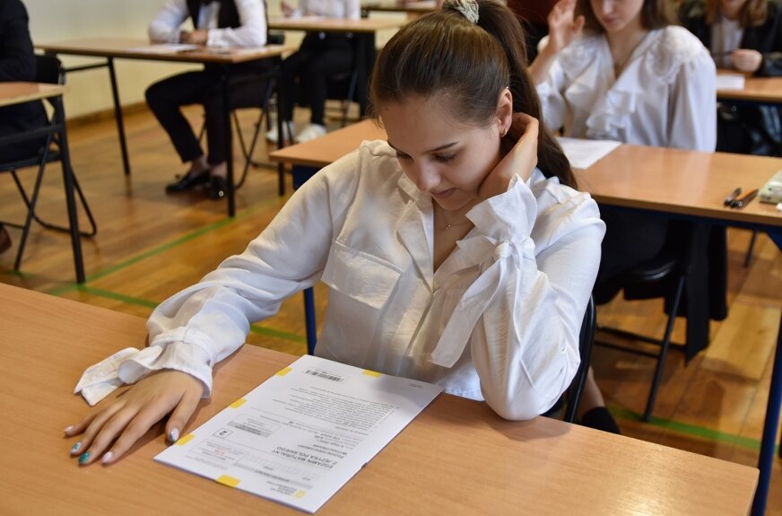 W Liceum Ogólnokształcącym im. B. Prusa w Skierniewicach maturę zdaje 156 uczniów, w tym 4 absolwentów z ubiegłych lat, którzy poprawiają egzamin. Piszą w sześciu salach. 