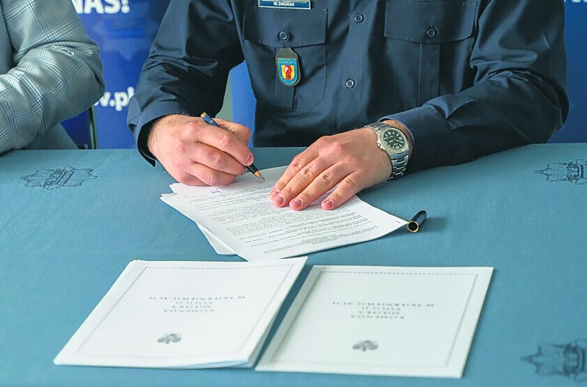 Miasto oficjalnie przekazało pieniądze policji. Umowa w Skierniewicach podpisana