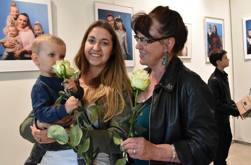 Emilii Lasce i jej synkowi podczas otwarcia wystawy towarzyszyła mama. 