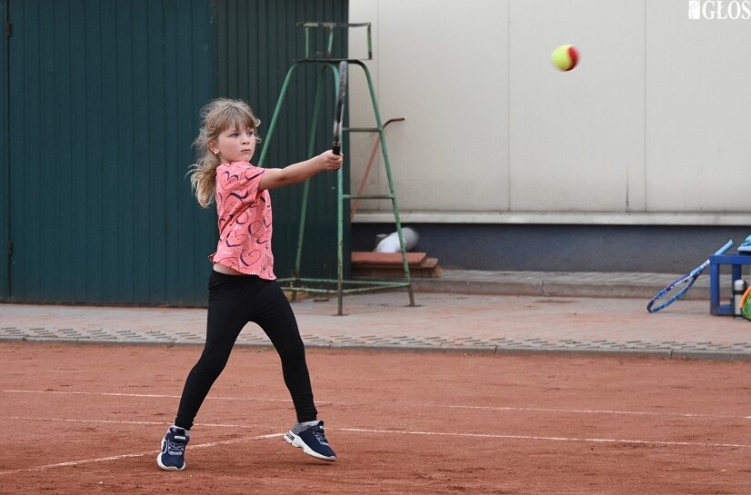 W pierwszym turnieju sezonu 2022 na kortach przy ulicy Pomologicznej zagrało ponad 20 młodych tenisistów i tenisistek. 