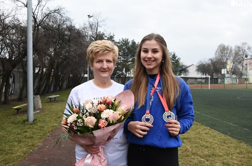 Skierniewicka nadzieja na medal w Radomiu, Anna Kłosińska z trenerką Jolantą Barską. 