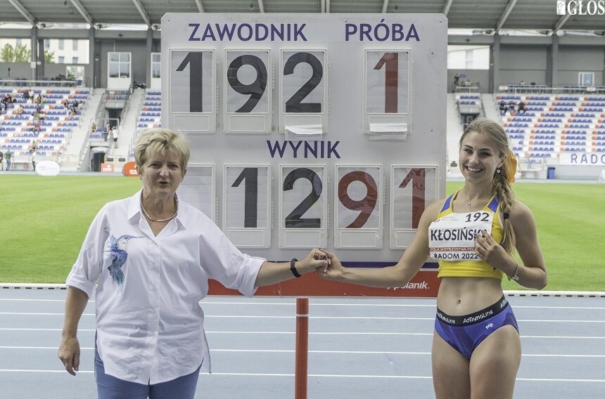 Anna Kłosińska w sierpniu będzie reprezentowała Polskę i Skierniewice w lekkoatletycznych mistrzostwach świata juniorów. Na zdjęciu z trenerką Jolantą Barską podczas Mistrzostw Polski Juniorów U20 w Radomiu (7-10.07).

 