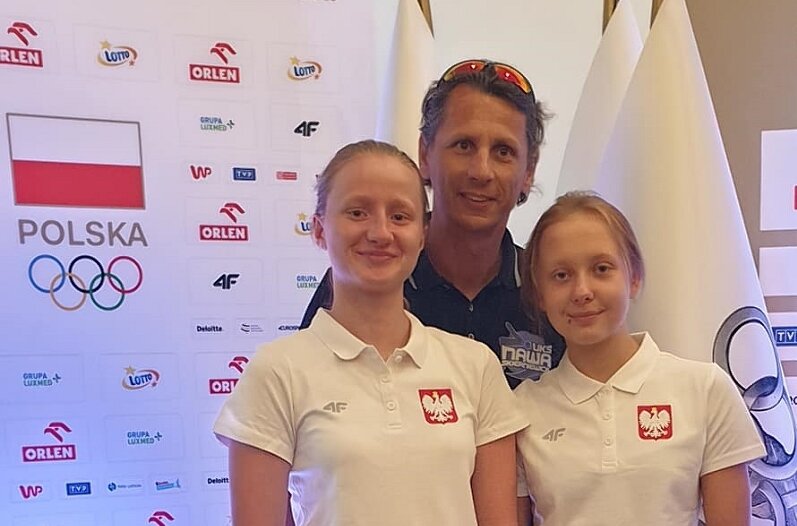 Zuzanna Denisiewicz i Alicja Rodziewicz z trenerem Marcinem Sarną po uroczystym ślubowaniu przed wyjazdem na Letni Olimpijski Festiwal Młodzieży 2022. 