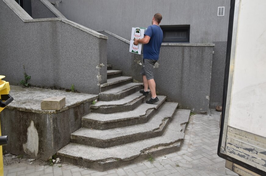– Te schody zostały zniszczone w dużej mierze przez dostawy towaru do restauracji wózkami – zwraca uwagę Anna Walczak. 