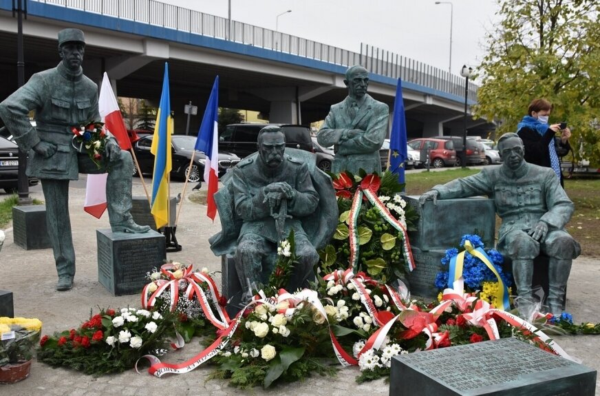 Pierwsza pomoc przyszła z Węgier, ale mieliśmy też innych sojuszników – byli Francuzi z Charles de Gaulle na czele, a także Ukraińcy z Szymonem Petlurą. Węgrom przewodził Pal Teleki. Skierniewicki pomnik solidarności symbolizuje braterstwo broni, wspólną walkę przeciwko imperium zła. 
Pomnik „Przed Bitwą Warszawską 1920” powstał we współpracy miasta Skierniewice, stowarzyszenia Skierniewice 2019-2020 Inicjatywa Społeczna Budowy Pomnika „Przed Bitwą Warszawską 1920” oraz Ministerstwa Kultury i Dziedzictwa Narodowego. Finansowego wsparcia przy jego budowie udzieliła także skierniewicka firma Mirbud. 