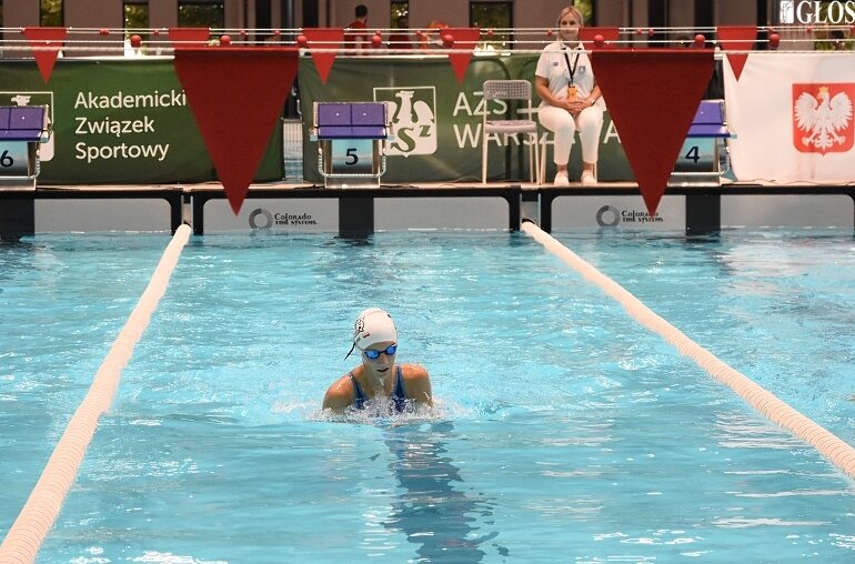 Skierniewiccy pływacy rozpoczęli starty drugiej części sezonu 2022. Zawodnicy z roczników 2010-2014 wystąpili w inauguracji prestiżowego cyklu Od Młodzika do Olimpijczyka. Na zdjęciu 12-letnia Lena Wieczorek, która rywalizację kończyła tuż za podium. 