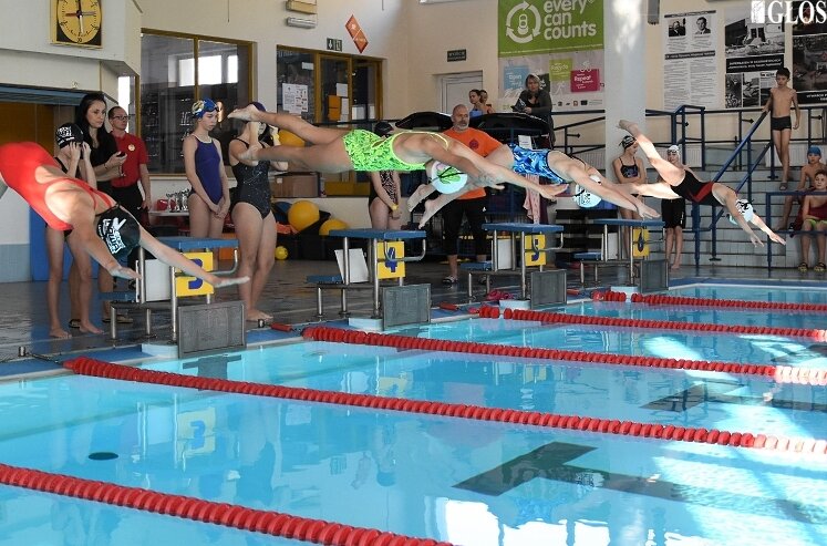 W rywalizacji w ramach pływackich sztafet wystąpili uczniowie czterech skierniewickich szkół podstawowych: Dwójki, Czwórki, Piątki i Dziewiątki. 