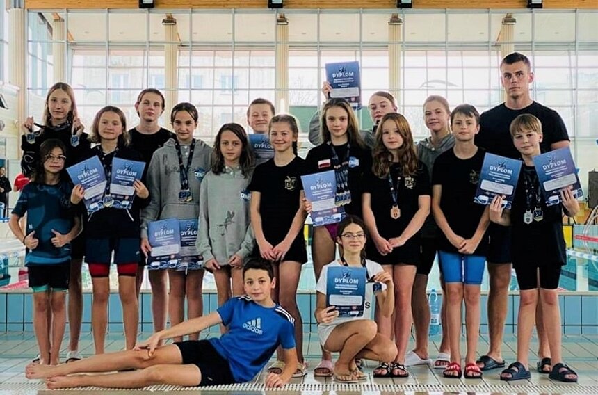 Reprezentacja UKS Nawa podczas Finału Wojewódzkiej Ligi Dzieci i Młodzików w pływaniu. 