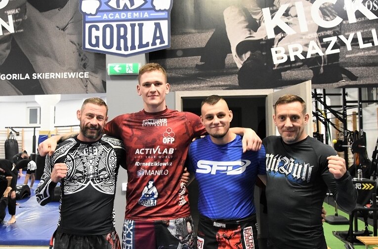 Michał Rudzki (drugi z lewej) ze swoim teamem z Academii Gorila. 