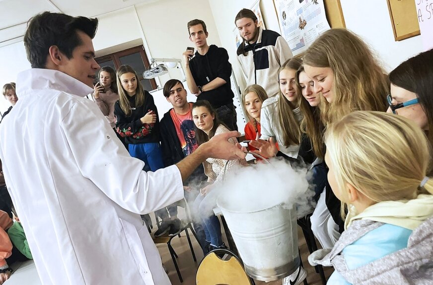 Szkoła gościła Mateusza Staniaka, który przygotował wykład na temat tego, czy zostało coś do odkrycia w nauce. 
Pokaz eksperymentów z wykorzystaniem ciekłego azotu bardzo podobał się młodzieży.
 