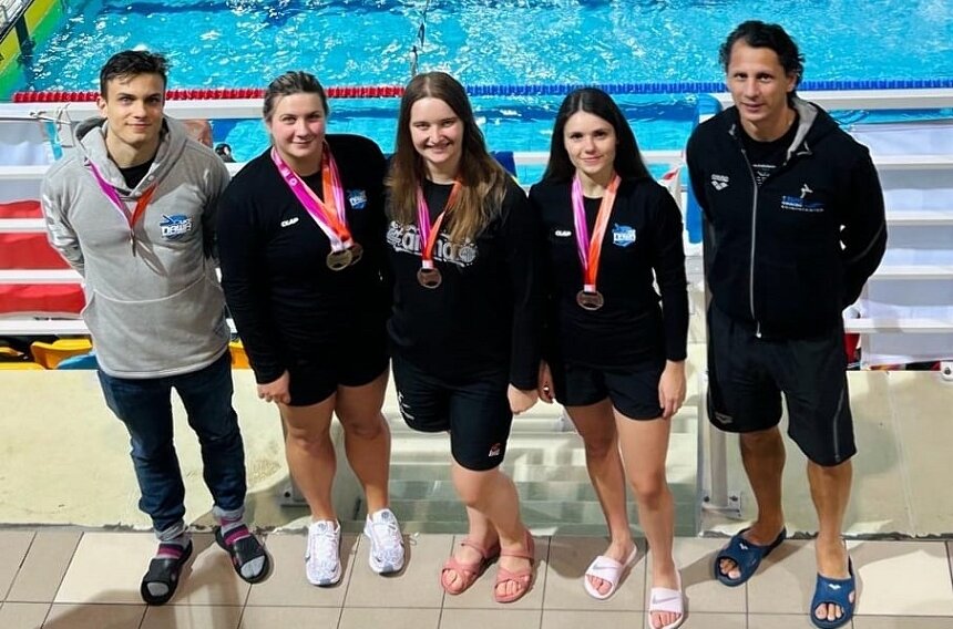 Grupa najstarszych pływaków UKS Naw podczas pływackich Mistrzostw Polski Masters.

 