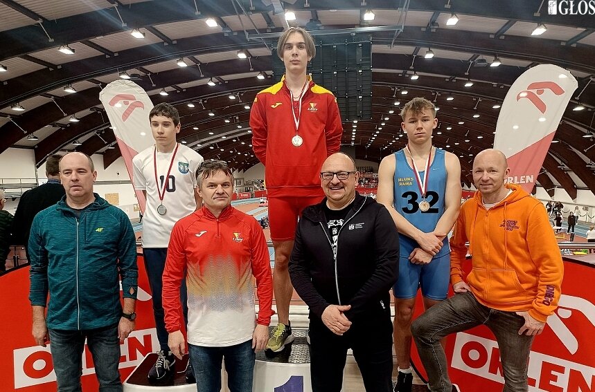 Alex Garbicz (z prawej, w towarzystwie taty Krzysztofa) jest pierwszym medalistą imprezy rangi mistrzowskiej w kategorii U16 reprezentującym Akademię Młodych Sportowców DIEGO.


 