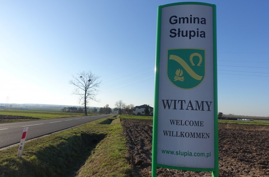Gmina Słupia, choć niemal o połowę mniejsza niż 50 lat temu, to nadal może witać gości wjeżdżających na jej teren.  