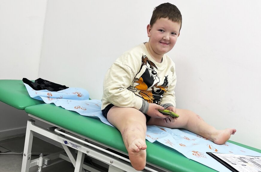 Filip jest pogodnym chłopcem, bardzo dzielnym, codziennie poddawany jest specjalistycznej rehabilitacji. Chłopiec czeka na dwunastą operację nóg.  