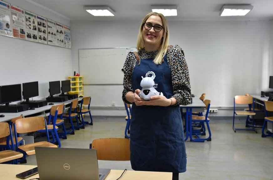 – Takiego robota można wykorzystywać nie tylko na informatyce, ale też do nauki języków obcych, matematyki i na innych przedmiotach – pokazuje Monika Andryszek, koordynator projektu z Instytutu Badań Edukacyjnych z Łodzi. 