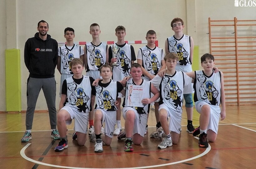 Reprezentacja Szkoły Podstawowej nr 9 w Skierniewicach okazała się zdecydowanie najlepsza w rejonowym etapie Igrzysk Młodzieży Szkolnej w koszykówce Szkolnego Związku Sportowego. 
