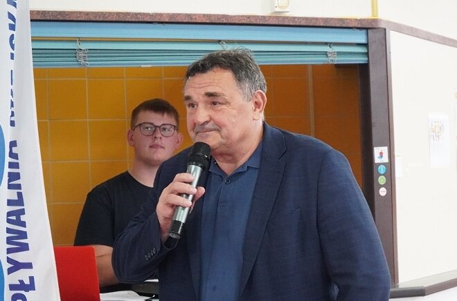 Prezes Pływalni Miejskiej NAWA Tomasz Przybysz uważa, że mimo podwyżek, cena, którą szkoły i kluby płacą za korzystanie z obiektu pozostaje symboliczna.

 