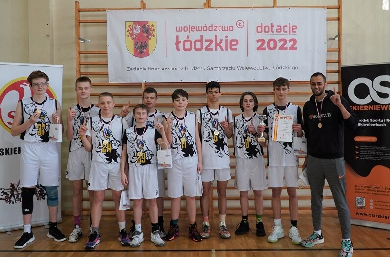 Zespół uczniów Szkoły Podstawowej nr 9 – najlepsza szkolna drużyna koszykarska województwa łódzkiego w kategorii Igrzysk Młodzieży Szkolnej. 