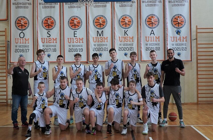 Kadeci MKS Ósemka wygrali dwa pierwsze spotkania ćwierćfinału mistrzostw Polski w koszykówce U15 i zapewnili sobie miejsce w półfinale. Przed nimi ostatnia gra turnieju w Skierniewicach. 