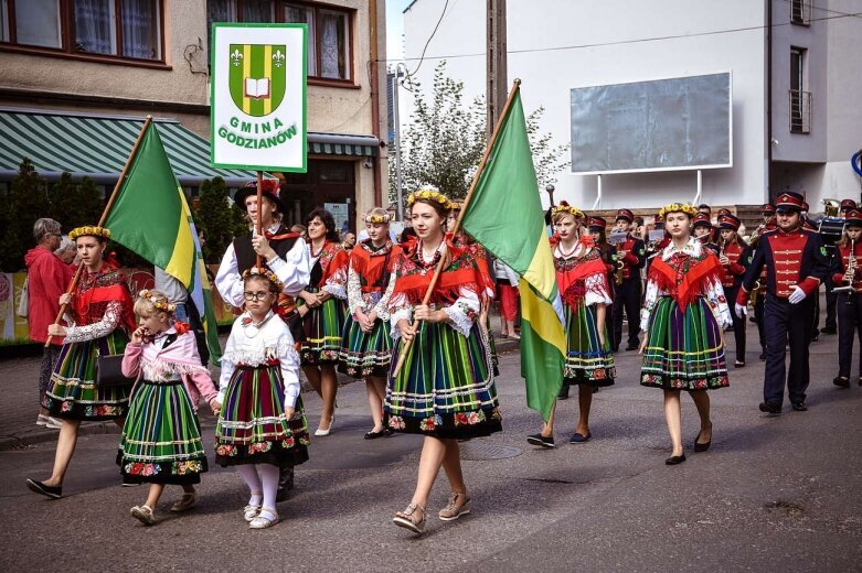  42.SŚKOiW - parada ulicami Skierniewic 